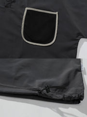 野球襟の詳細とフロントポケットのクローズアップを映した半袖Tシャツ。素材の質感と機能的なデザインが強調されています。