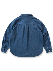 製品画像:
「ヴィンテージスタイルのラウンドポケット デニムシャツ全体展示。シンプルでクラシックなデザインが特徴の高品質デニム素材のシャツ。」
詳細画像:
「胸元ポケットとラウンドポケットのディテール特写。実用性とデザイン性を兼ね備えたポケットの仕上げがヴィンテージ感を引き立てます。」