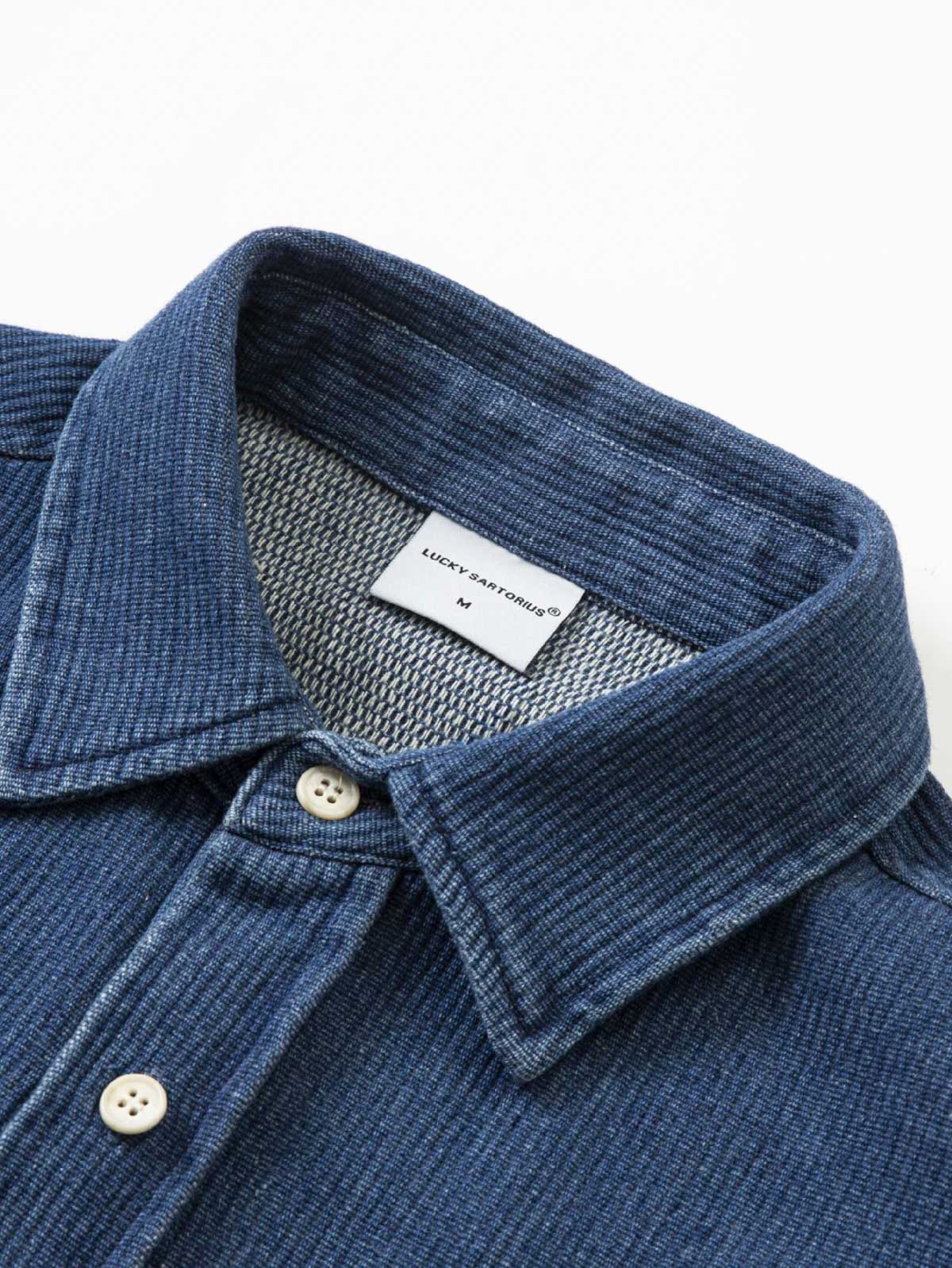 製品画像:
「ヴィンテージスタイルのラウンドポケット デニムシャツ全体展示。シンプルでクラシックなデザインが特徴の高品質デニム素材のシャツ。」
詳細画像:
「胸元ポケットとラウンドポケットのディテール特写。実用性とデザイン性を兼ね備えたポケットの仕上げがヴィンテージ感を引き立てます。」