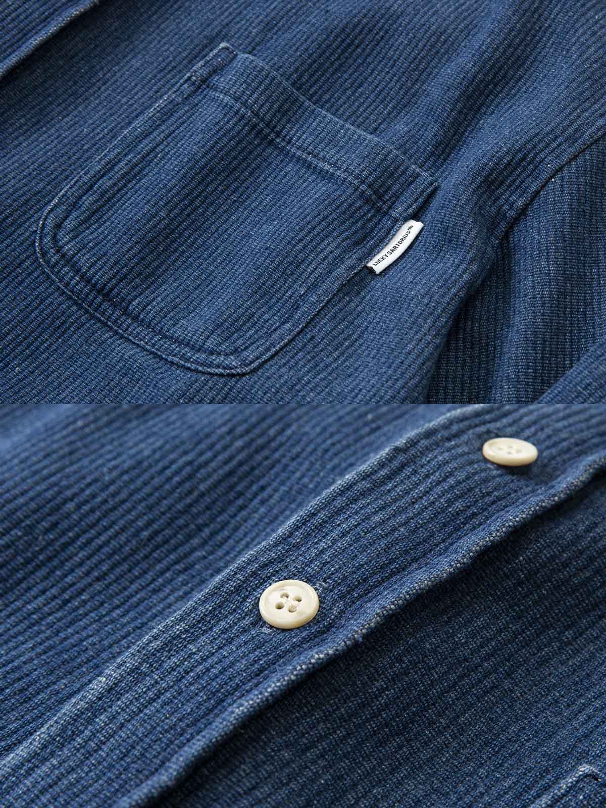 製品画像:
「ヴィンテージスタイルのラウンドポケット デニムシャツ全体展示。シンプルでクラシックなデザインが特徴の高品質デニム素材のシャツ。」
詳細画像:
「胸元ポケットとラウンドポケットのディテール特写。実用性とデザイン性を兼ね備えたポケットの仕上げがヴィンテージ感を引き立てます。」