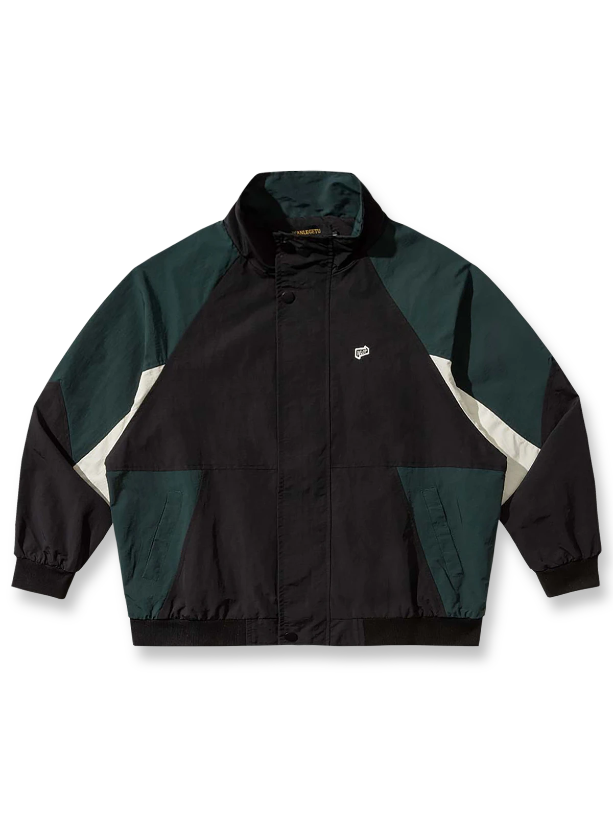 製品画像
「スタイリッシュなバイカラーパッチデザインが特徴のスポーツジャケット全体展示図。現代的なスポーツスタイルとヴィンテージ要素が融合し、独特で個性的な雰囲気を演出。」
詳細画像
「胸元の精巧な刺繍ロゴと袖口リブのディテール特写。リブが防風性と保温性を高め、全体のデザインが質感を引き立てています。」