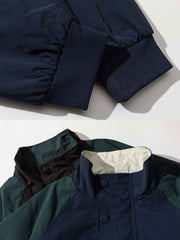 製品画像
「スタイリッシュなバイカラーパッチデザインが特徴のスポーツジャケット全体展示図。現代的なスポーツスタイルとヴィンテージ要素が融合し、独特で個性的な雰囲気を演出。」
詳細画像
「胸元の精巧な刺繍ロゴと袖口リブのディテール特写。リブが防風性と保温性を高め、全体のデザインが質感を引き立てています。」