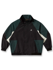 製品画像
「スタイリッシュなバイカラーパッチデザインが特徴のスポーツジャケット全体展示図。現代的なスポーツスタイルとヴィンテージ要素が融合し、独特で個性的な雰囲気を演出。」
詳細画像
「胸元の精巧な刺繍ロゴと袖口リブのディテール特写。リブが防風性と保温性を高め、全体のデザインが質感を引き立てています。」