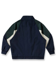 製品画像
「スタイリッシュなバイカラーパッチデザインが特徴のスポーツジャケット全体展示図。現代的なスポーツスタイルとヴィンテージ要素が融合し、独特で個性的な雰囲気を演出。」
詳細画像
「胸元の精巧な刺繍ロゴと袖口リブのディテール特写。リブが防風性と保温性を高め、全体のデザインが質感を引き立てています。」