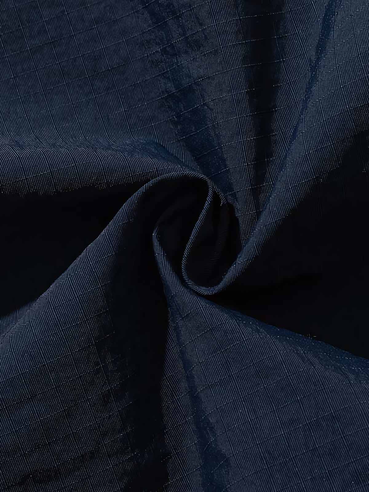 製品画像
「スタイリッシュなバイカラーパッチデザインが特徴のスポーツジャケット全体展示図。現代的なスポーツスタイルとヴィンテージ要素が融合し、独特で個性的な雰囲気を演出。」
詳細画像
「胸元の精巧な刺繍ロゴと袖口リブのディテール特写。リブが防風性と保温性を高め、全体のデザインが質感を引き立てています。」