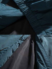 製品画像:
「スタンドカラーワークジャケット全体の展示図。クラシックなスタンドカラーデザインと実用的なワークスタイルが融合した、春先の涼しい季節に最適なジャケット。」
詳細画像:
「スタンドカラーとジッパー、多機能ポケットのディテール特写。高品質の素材が使用され、ワークスタイルの美しさと実用性を兼ね備えています。」