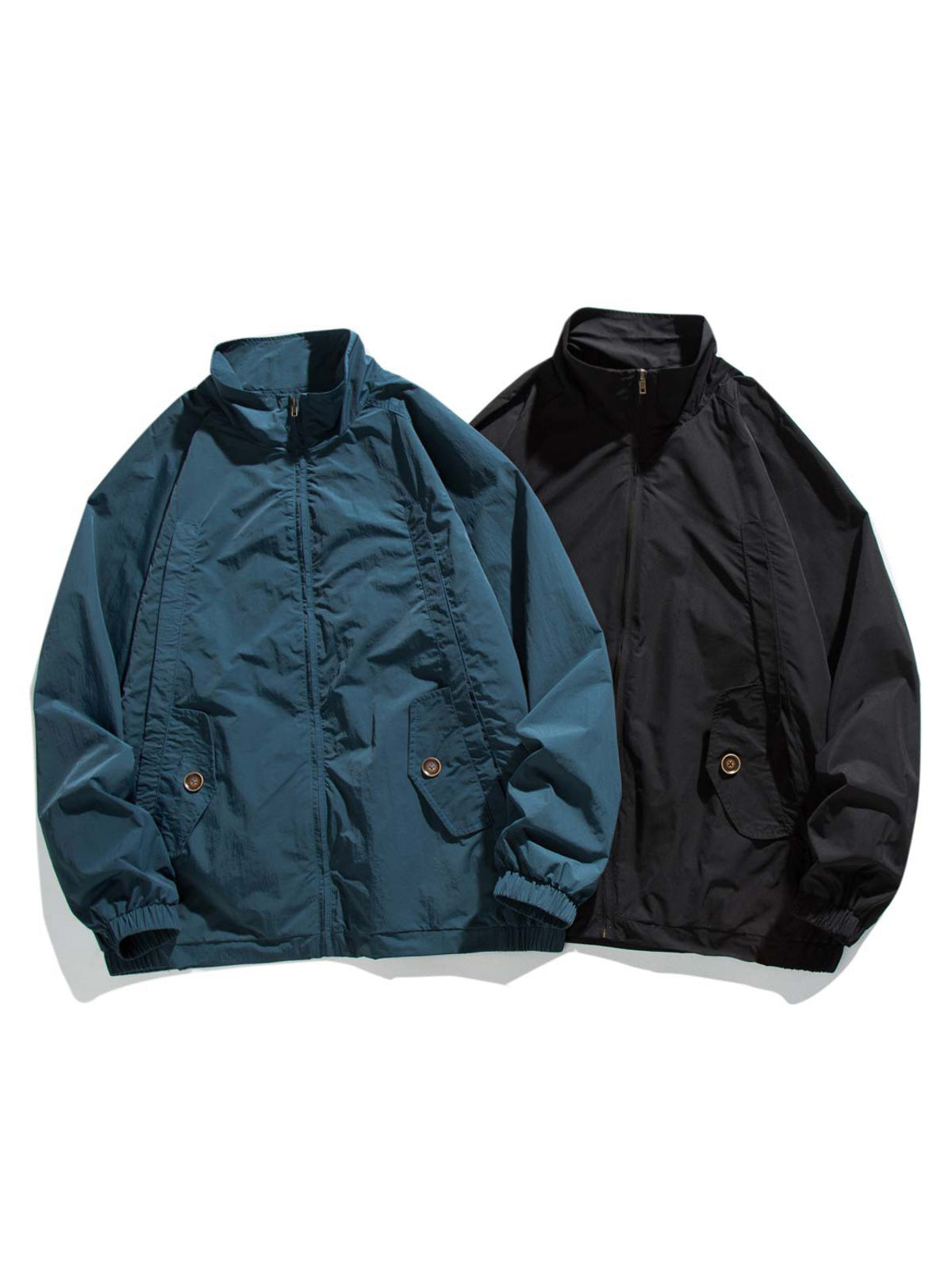 製品画像:
「スタンドカラーワークジャケット全体の展示図。クラシックなスタンドカラーデザインと実用的なワークスタイルが融合した、春先の涼しい季節に最適なジャケット。」
詳細画像:
「スタンドカラーとジッパー、多機能ポケットのディテール特写。高品質の素材が使用され、ワークスタイルの美しさと実用性を兼ね備えています。」