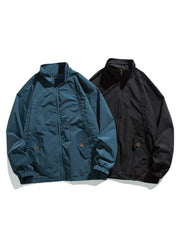 製品画像:
「スタンドカラーワークジャケット全体の展示図。クラシックなスタンドカラーデザインと実用的なワークスタイルが融合した、春先の涼しい季節に最適なジャケット。」
詳細画像:
「スタンドカラーとジッパー、多機能ポケットのディテール特写。高品質の素材が使用され、ワークスタイルの美しさと実用性を兼ね備えています。」