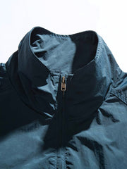 製品画像:
「スタンドカラーワークジャケット全体の展示図。クラシックなスタンドカラーデザインと実用的なワークスタイルが融合した、春先の涼しい季節に最適なジャケット。」
詳細画像:
「スタンドカラーとジッパー、多機能ポケットのディテール特写。高品質の素材が使用され、ワークスタイルの美しさと実用性を兼ね備えています。」