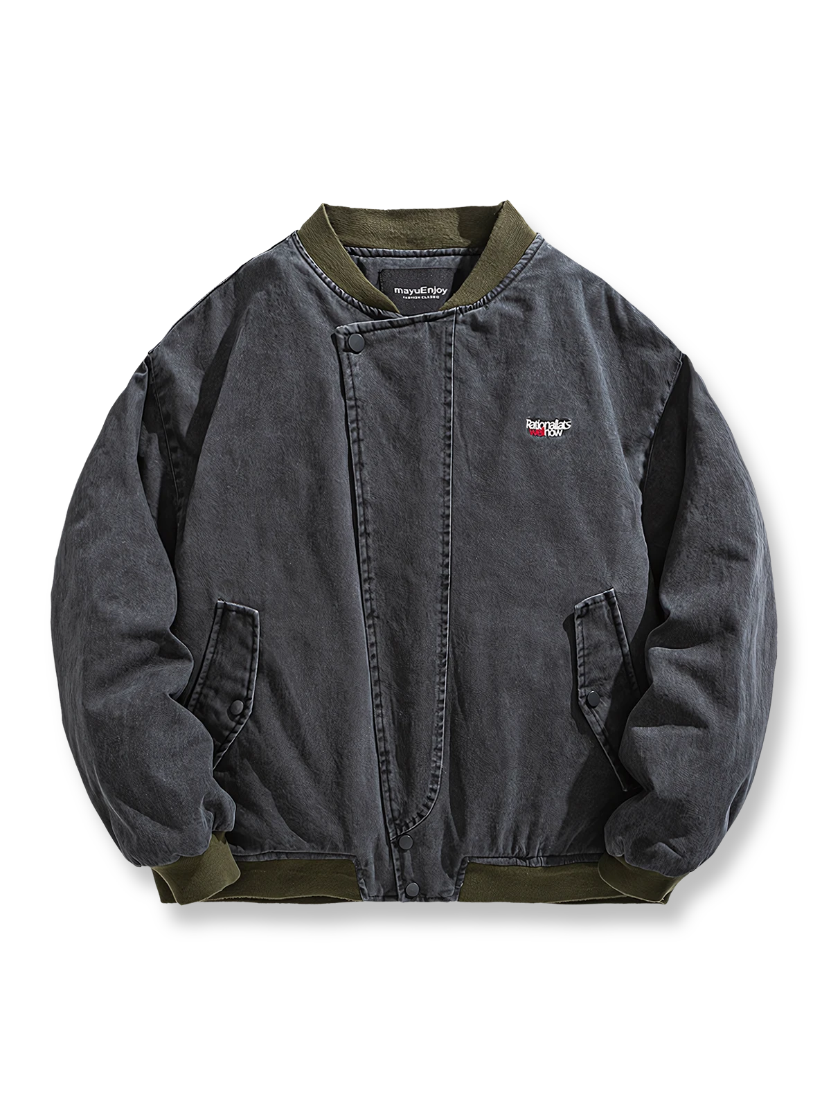 製品画像
「ヴィンテージウォッシュ刺繍デニム中綿ジャケット全体像。ウォッシュ加工による自然な色落ち感と刺繍ディテールが特徴のルーズフィットジャケット」
詳細画像
「ヴィンテージウォッシュ刺繍デニム中綿ジャケットの刺繍ロゴとウォッシュ加工のディテール。フリース裏地と保温性を備えた冬向け仕様」