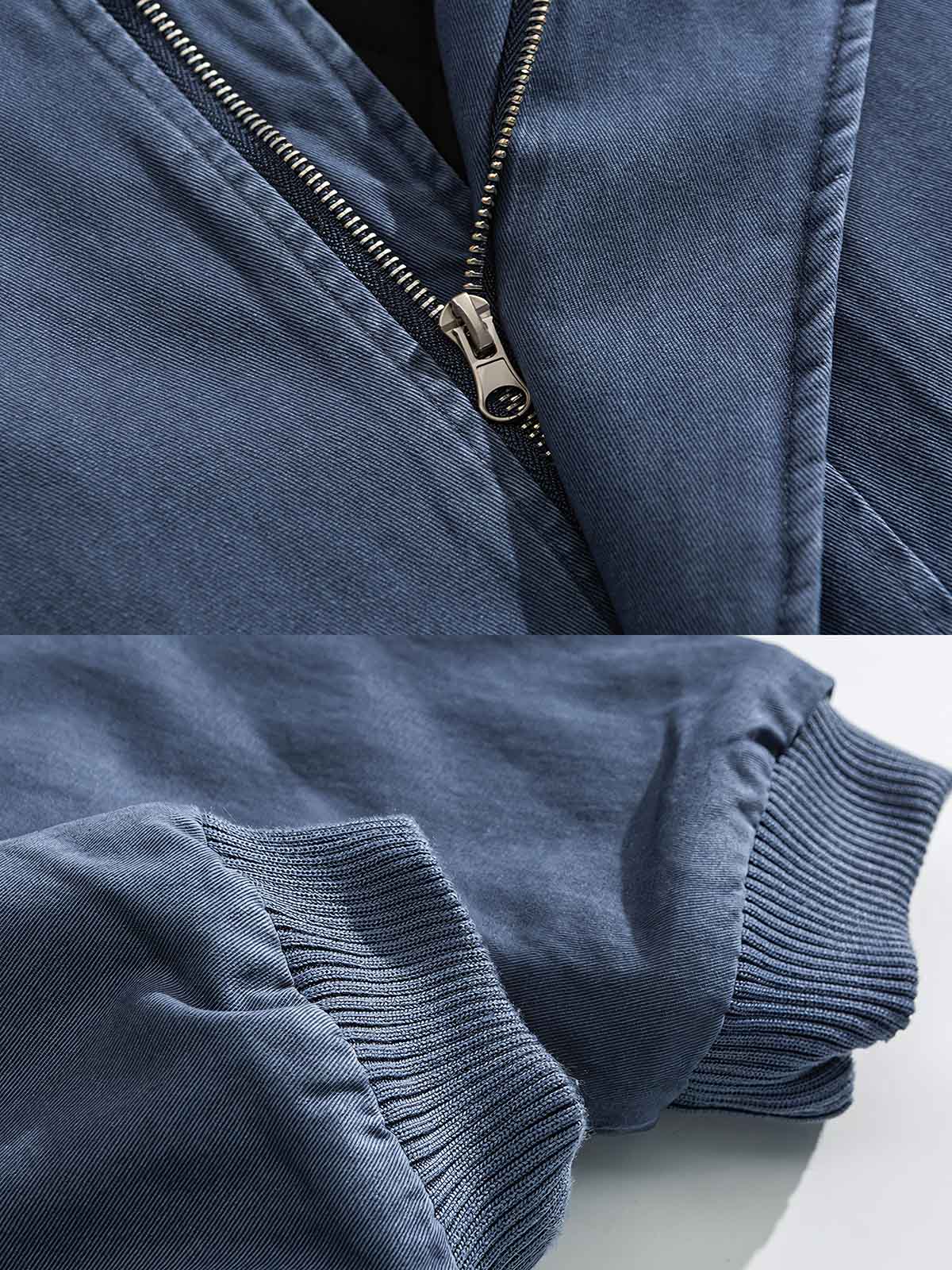 製品画像
「ヴィンテージウォッシュ刺繍デニム中綿ジャケット全体像。ウォッシュ加工による自然な色落ち感と刺繍ディテールが特徴のルーズフィットジャケット」
詳細画像
「ヴィンテージウォッシュ刺繍デニム中綿ジャケットの刺繍ロゴとウォッシュ加工のディテール。フリース裏地と保温性を備えた冬向け仕様」