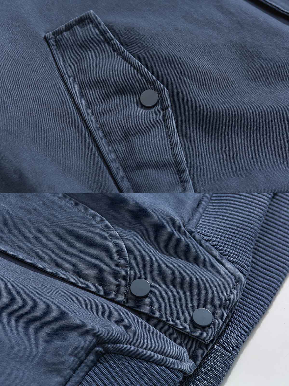 製品画像
「ヴィンテージウォッシュ刺繍デニム中綿ジャケット全体像。ウォッシュ加工による自然な色落ち感と刺繍ディテールが特徴のルーズフィットジャケット」
詳細画像
「ヴィンテージウォッシュ刺繍デニム中綿ジャケットの刺繍ロゴとウォッシュ加工のディテール。フリース裏地と保温性を備えた冬向け仕様」