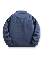 製品画像
「ヴィンテージウォッシュ刺繍デニム中綿ジャケット全体像。ウォッシュ加工による自然な色落ち感と刺繍ディテールが特徴のルーズフィットジャケット」
詳細画像
「ヴィンテージウォッシュ刺繍デニム中綿ジャケットの刺繍ロゴとウォッシュ加工のディテール。フリース裏地と保温性を備えた冬向け仕様」