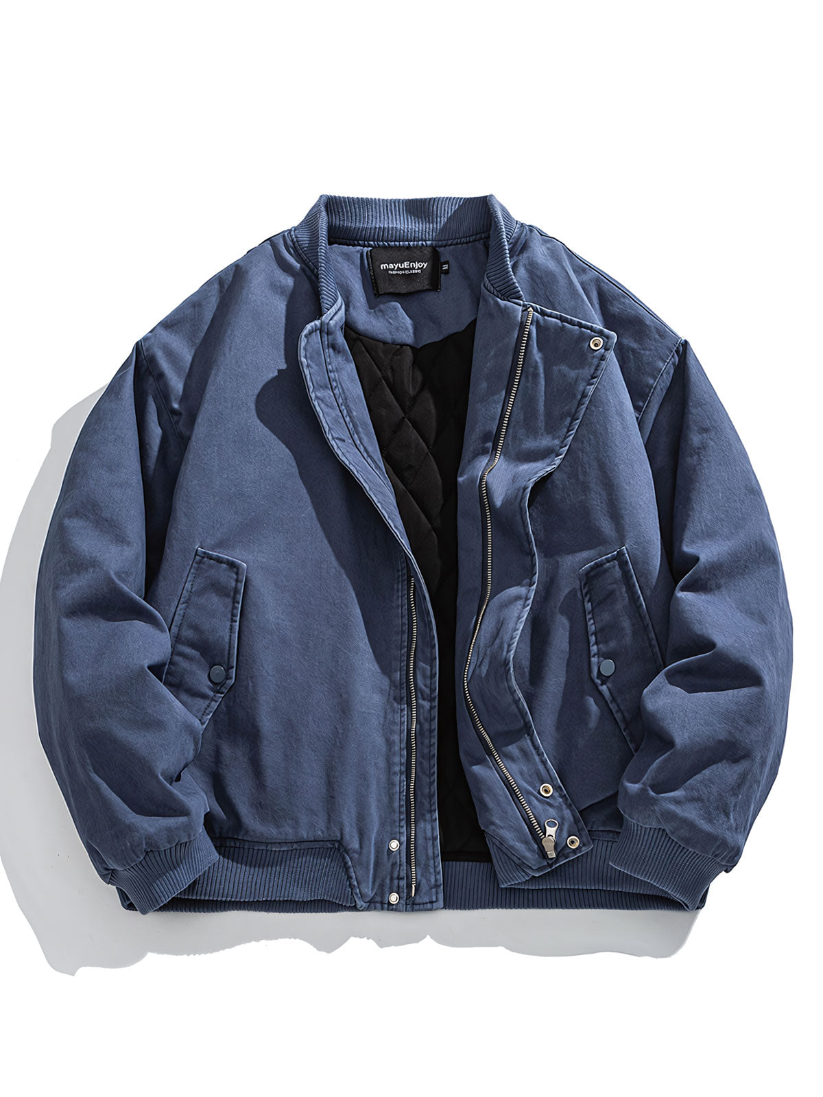 製品画像
「ヴィンテージウォッシュ刺繍デニム中綿ジャケット全体像。ウォッシュ加工による自然な色落ち感と刺繍ディテールが特徴のルーズフィットジャケット」
詳細画像
「ヴィンテージウォッシュ刺繍デニム中綿ジャケットの刺繍ロゴとウォッシュ加工のディテール。フリース裏地と保温性を備えた冬向け仕様」