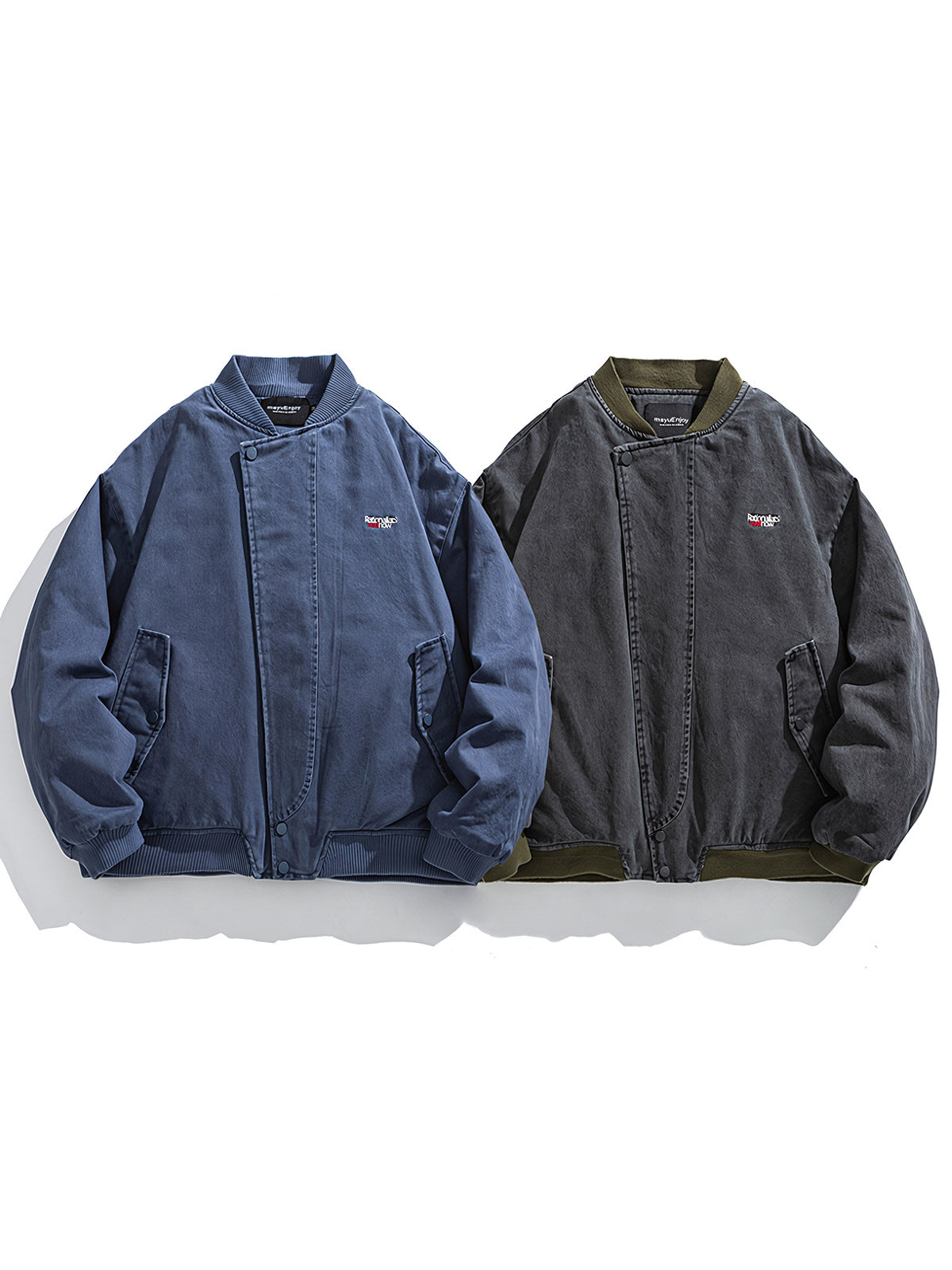 製品画像
「ヴィンテージウォッシュ刺繍デニム中綿ジャケット全体像。ウォッシュ加工による自然な色落ち感と刺繍ディテールが特徴のルーズフィットジャケット」
詳細画像
「ヴィンテージウォッシュ刺繍デニム中綿ジャケットの刺繍ロゴとウォッシュ加工のディテール。フリース裏地と保温性を備えた冬向け仕様」