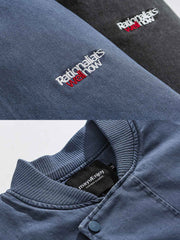 製品画像
「ヴィンテージウォッシュ刺繍デニム中綿ジャケット全体像。ウォッシュ加工による自然な色落ち感と刺繍ディテールが特徴のルーズフィットジャケット」
詳細画像
「ヴィンテージウォッシュ刺繍デニム中綿ジャケットの刺繍ロゴとウォッシュ加工のディテール。フリース裏地と保温性を備えた冬向け仕様」