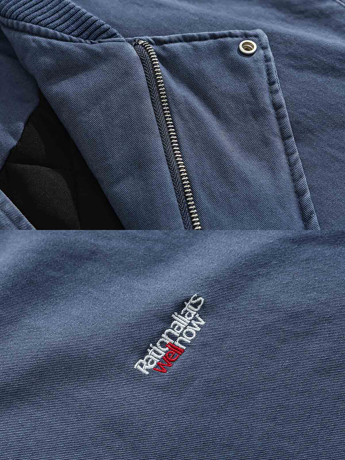 製品画像
「ヴィンテージウォッシュ刺繍デニム中綿ジャケット全体像。ウォッシュ加工による自然な色落ち感と刺繍ディテールが特徴のルーズフィットジャケット」
詳細画像
「ヴィンテージウォッシュ刺繍デニム中綿ジャケットの刺繍ロゴとウォッシュ加工のディテール。フリース裏地と保温性を備えた冬向け仕様」