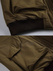 製品画像
"中綿フライトジャケット、クラシックなミリタリーデザインに現代的な実用性を加えたジャケット、キルティングと中綿素材で保温性を提供、下顎ストラップデザインで風の侵入を防止"
詳細画像
"中綿フライトジャケットのディテール、キルティング加工と中綿素材で優れた保温性を発揮、下顎ストラップデザインで風の侵入を防ぎ、パイプポケットがデザインのアクセントとなる実用的なデザイン"