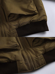 製品画像
"中綿フライトジャケット、クラシックなミリタリーデザインに現代的な実用性を加えたジャケット、キルティングと中綿素材で保温性を提供、下顎ストラップデザインで風の侵入を防止"
詳細画像
"中綿フライトジャケットのディテール、キルティング加工と中綿素材で優れた保温性を発揮、下顎ストラップデザインで風の侵入を防ぎ、パイプポケットがデザインのアクセントとなる実用的なデザイン"