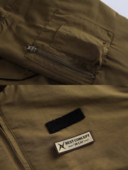 製品画像
"中綿フライトジャケット、クラシックなミリタリーデザインに現代的な実用性を加えたジャケット、キルティングと中綿素材で保温性を提供、下顎ストラップデザインで風の侵入を防止"
詳細画像
"中綿フライトジャケットのディテール、キルティング加工と中綿素材で優れた保温性を発揮、下顎ストラップデザインで風の侵入を防ぎ、パイプポケットがデザインのアクセントとなる実用的なデザイン"