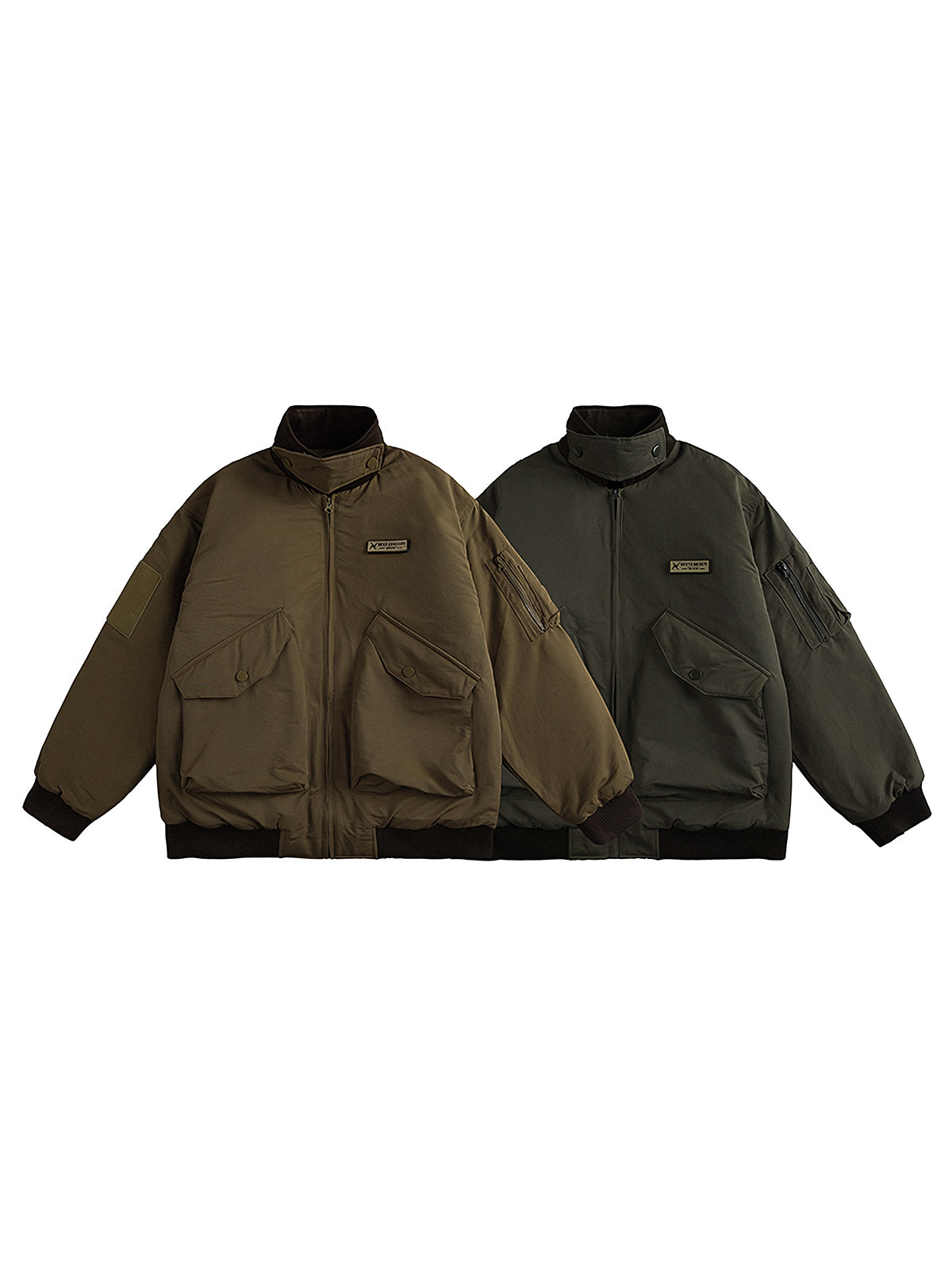 製品画像
"中綿フライトジャケット、クラシックなミリタリーデザインに現代的な実用性を加えたジャケット、キルティングと中綿素材で保温性を提供、下顎ストラップデザインで風の侵入を防止"
詳細画像
"中綿フライトジャケットのディテール、キルティング加工と中綿素材で優れた保温性を発揮、下顎ストラップデザインで風の侵入を防ぎ、パイプポケットがデザインのアクセントとなる実用的なデザイン"