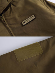 製品画像
"中綿フライトジャケット、クラシックなミリタリーデザインに現代的な実用性を加えたジャケット、キルティングと中綿素材で保温性を提供、下顎ストラップデザインで風の侵入を防止"
詳細画像
"中綿フライトジャケットのディテール、キルティング加工と中綿素材で優れた保温性を発揮、下顎ストラップデザインで風の侵入を防ぎ、パイプポケットがデザインのアクセントとなる実用的なデザイン"