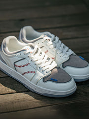 野球スケートボードシューズの詳細クローズアップ。赤い野球ステッチとサイドの野球パターンが特徴で、上質なレザーとファブリックの組み合わせが見て取れます。厚みのあるソールが快適性と安定性を提供するデザインの詳細。