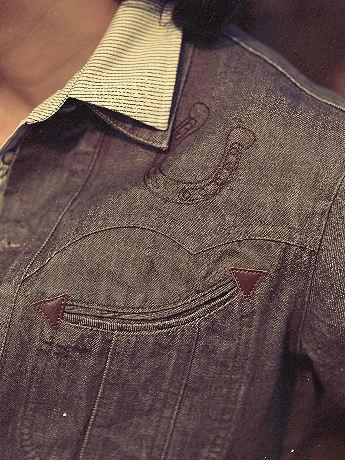 ジグザグ切り替えデザインとラッキーホースシュー刺繍のディテール