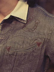 ジグザグ切り替えデザインとラッキーホースシュー刺繍のディテール