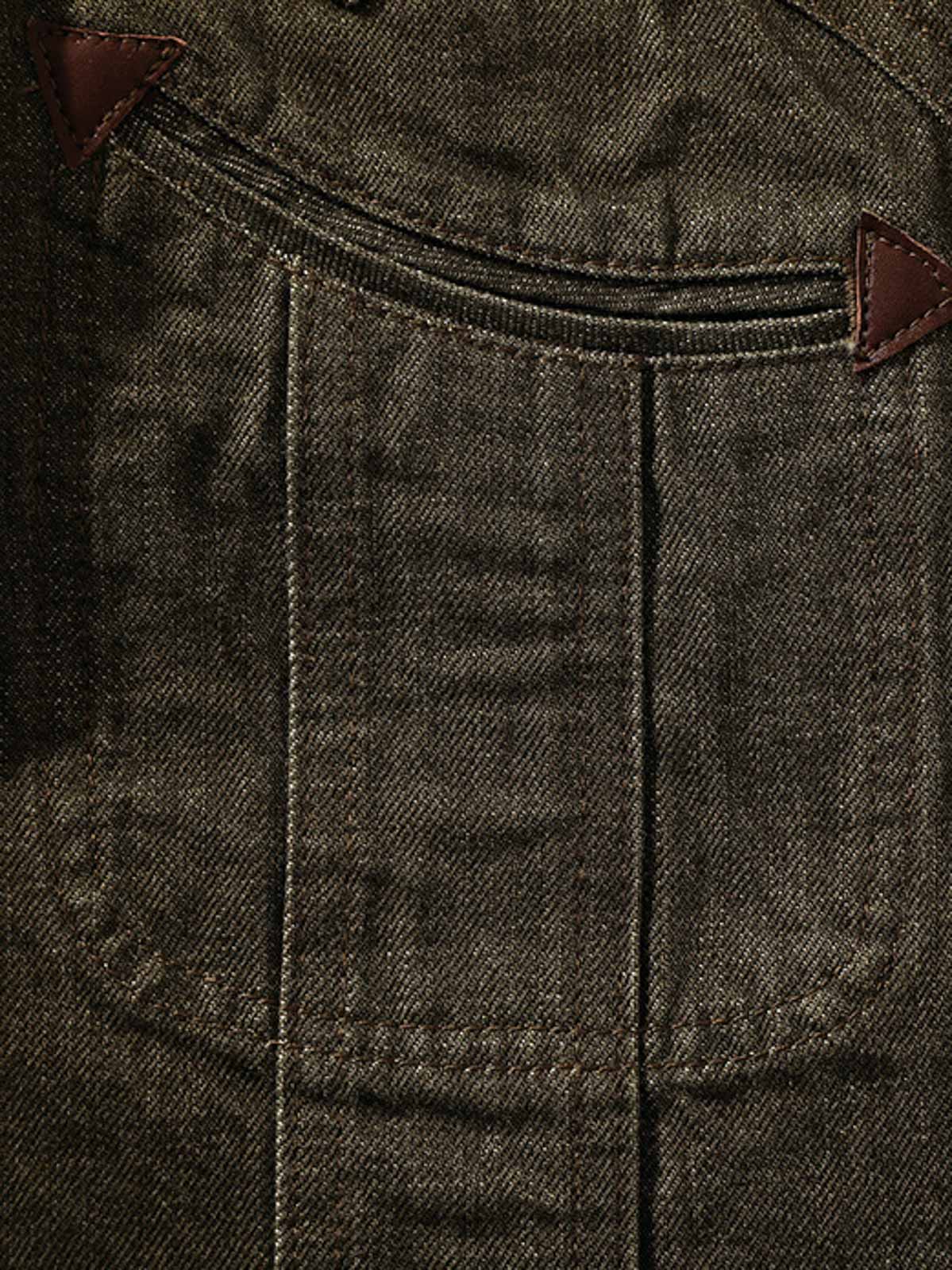 ジグザグ切り替えデザインとラッキーホースシュー刺繍のディテール