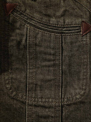 ジグザグ切り替えデザインとラッキーホースシュー刺繍のディテール