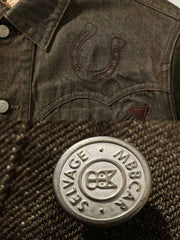 ジグザグ切り替えデザインとラッキーホースシュー刺繍のディテール