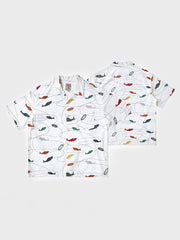 カラフルな鯉のプリントが施されたハワイアンシャツ。