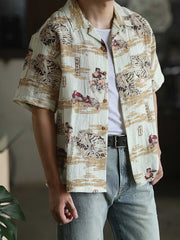 モデルが浮世絵プリントのハワイアンシャツを着用し、カジュアルパンツと組み合わせたスタイリング。