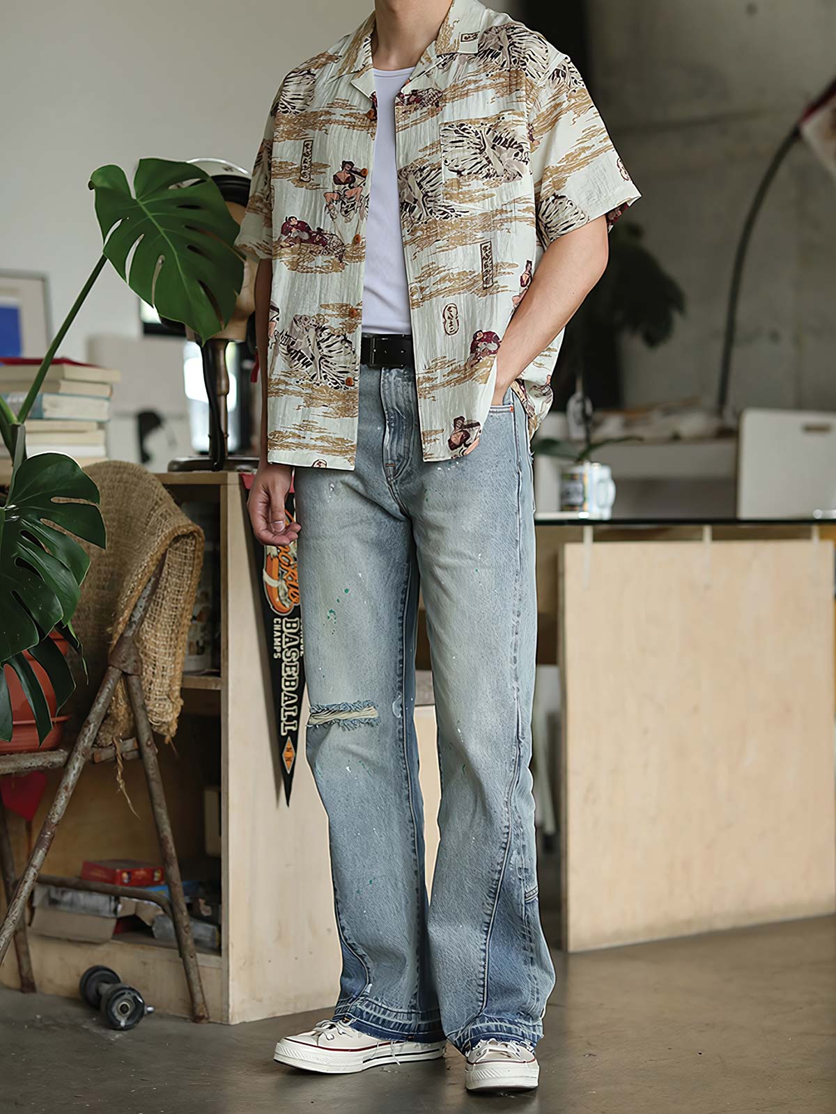 モデルが浮世絵プリントのハワイアンシャツを着用し、カジュアルパンツと組み合わせたスタイリング。