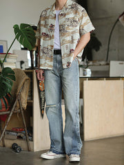 モデルが浮世絵プリントのハワイアンシャツを着用し、カジュアルパンツと組み合わせたスタイリング。