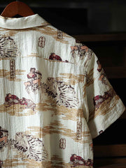 ハワイアンシャツの細部を示すクローズアップ、浮世絵プリントとレトロ樹脂ボタンのディテール。