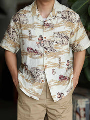 モデルが浮世絵プリントのハワイアンシャツを着用し、カジュアルパンツと組み合わせたスタイリング。