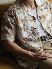 モデルが浮世絵プリントのハワイアンシャツを着用し、カジュアルパンツと組み合わせたスタイリング。