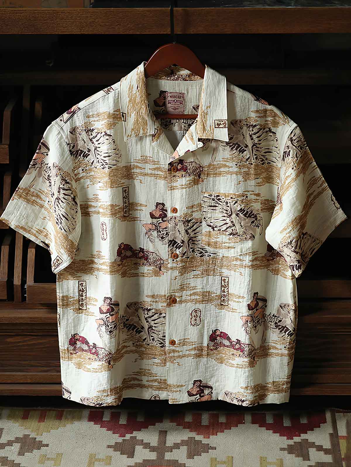ハワイアンシャツの細部を示すクローズアップ、浮世絵プリントとレトロ樹脂ボタンのディテール。