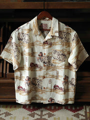 ハワイアンシャツの細部を示すクローズアップ、浮世絵プリントとレトロ樹脂ボタンのディテール。