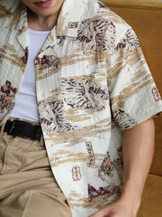 モデルが浮世絵プリントのハワイアンシャツを着用し、カジュアルパンツと組み合わせたスタイリング。