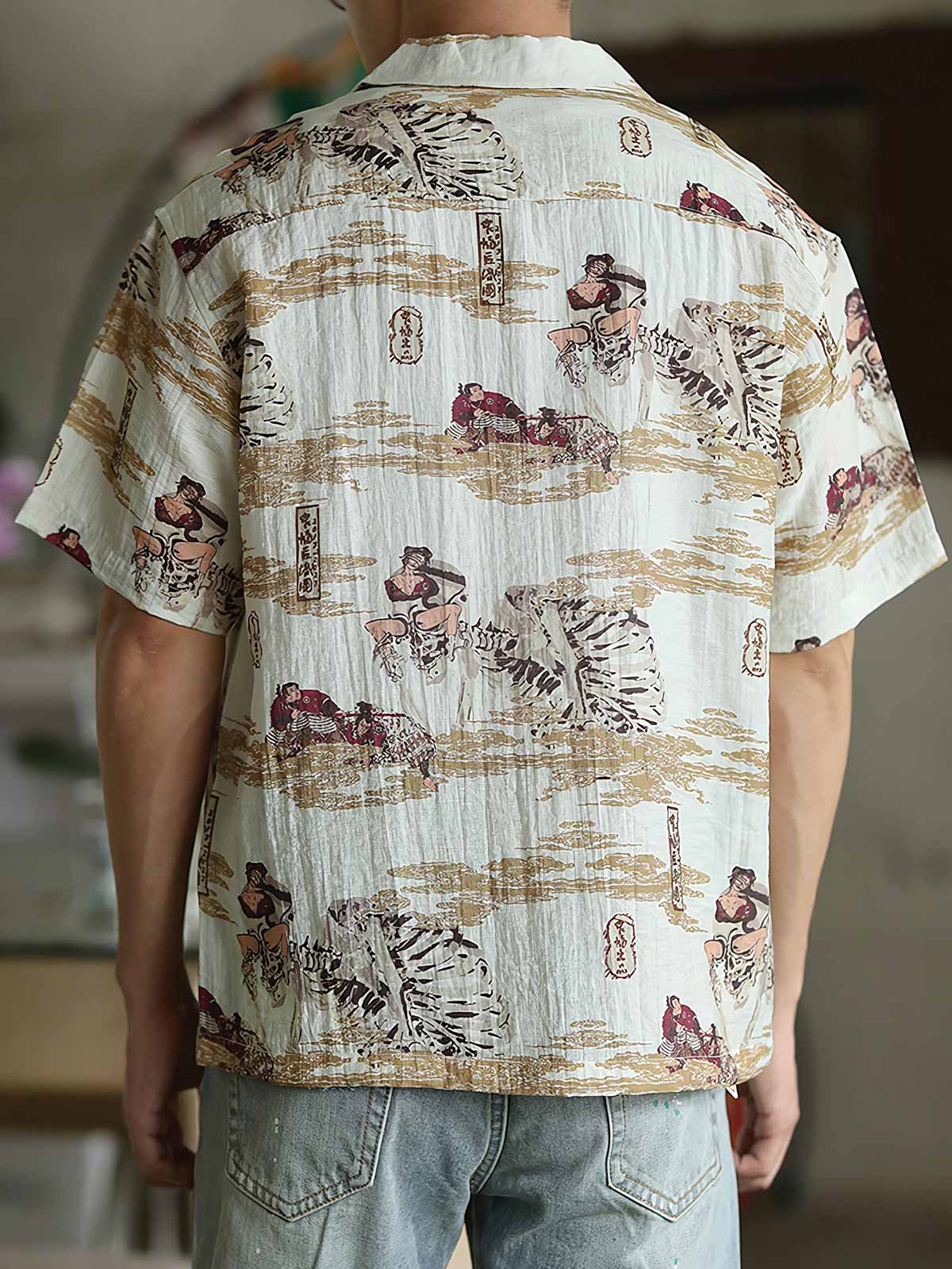 モデルが浮世絵プリントのハワイアンシャツを着用し、カジュアルパンツと組み合わせたスタイリング。