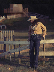 詳細画像: ビーズ装飾と狼モチーフのディテール展示
モデル画像: スエード調ウエスタンシャツを着用したスタイリング例