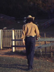 詳細画像: ビーズ装飾と狼モチーフのディテール展示
モデル画像: スエード調ウエスタンシャツを着用したスタイリング例