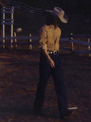 詳細画像: ビーズ装飾と狼モチーフのディテール展示
モデル画像: スエード調ウエスタンシャツを着用したスタイリング例