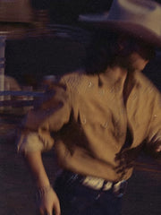 詳細画像: ビーズ装飾と狼モチーフのディテール展示
モデル画像: スエード調ウエスタンシャツを着用したスタイリング例