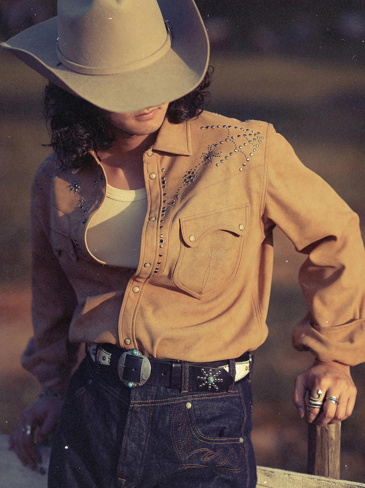 詳細画像: ビーズ装飾と狼モチーフのディテール展示
モデル画像: スエード調ウエスタンシャツを着用したスタイリング例