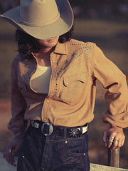 詳細画像: ビーズ装飾と狼モチーフのディテール展示
モデル画像: スエード調ウエスタンシャツを着用したスタイリング例