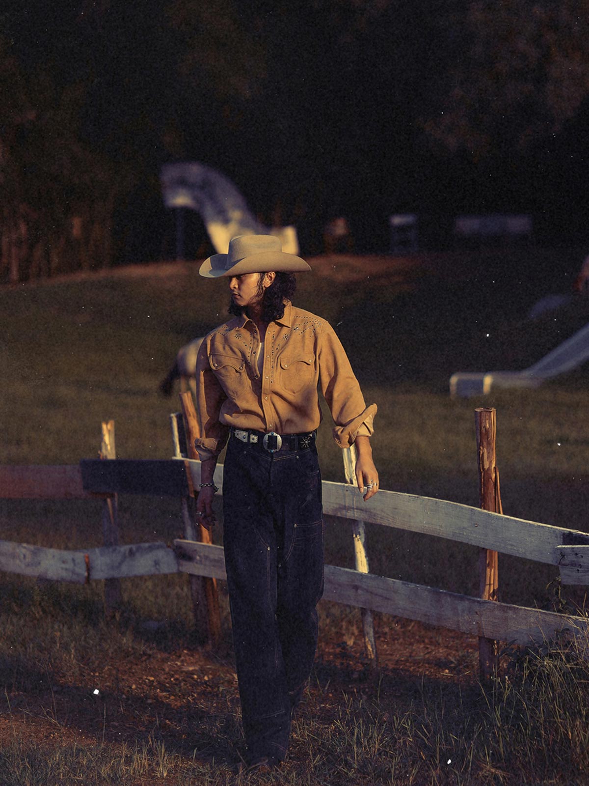 詳細画像: ビーズ装飾と狼モチーフのディテール展示
モデル画像: スエード調ウエスタンシャツを着用したスタイリング例